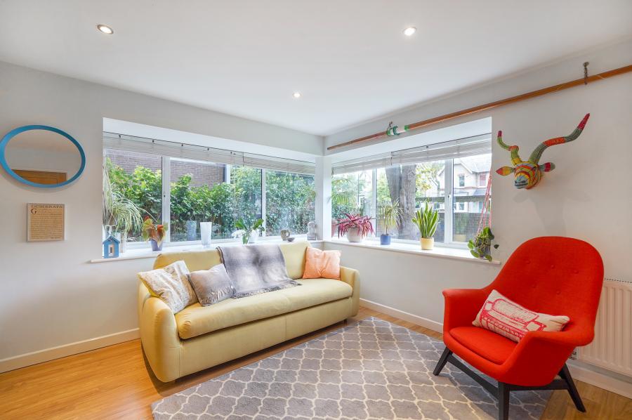 Flat Dacres Road in Greater London