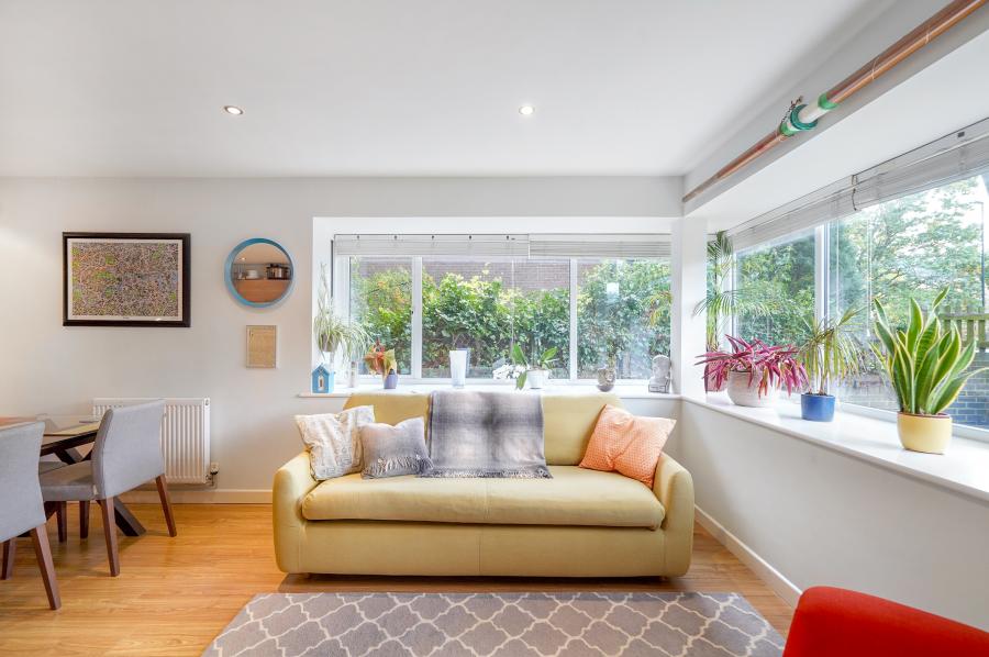 Flat Dacres Road in Greater London