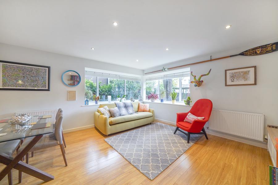 Flat Dacres Road in Greater London