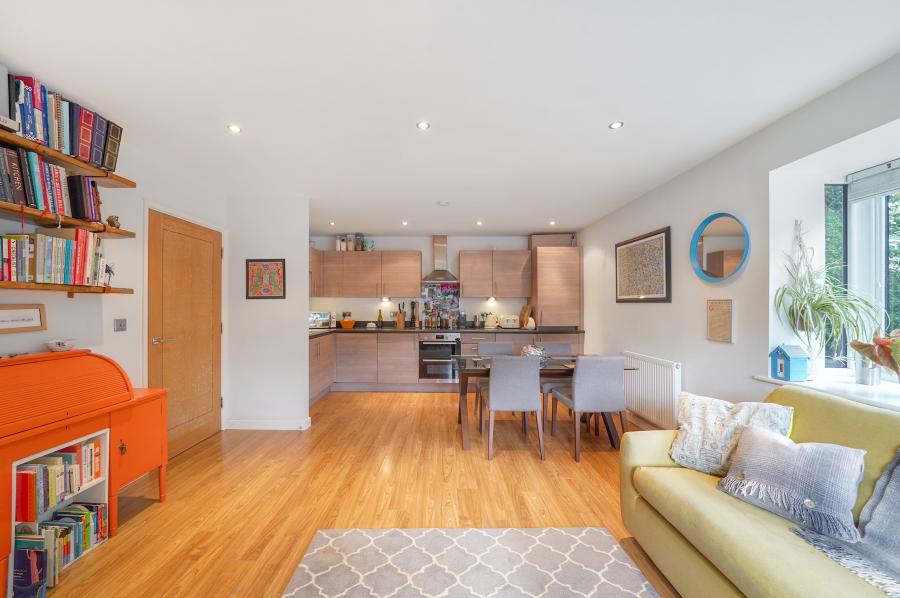 Flat Dacres Road in Greater London