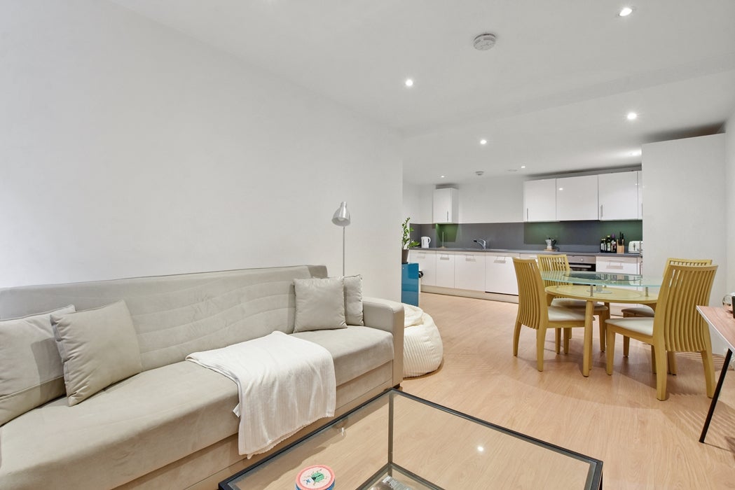 Flat Kingsland Road in Greater London