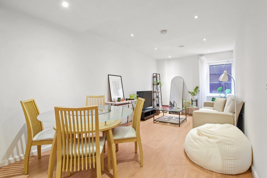Flat Kingsland Road in Greater London