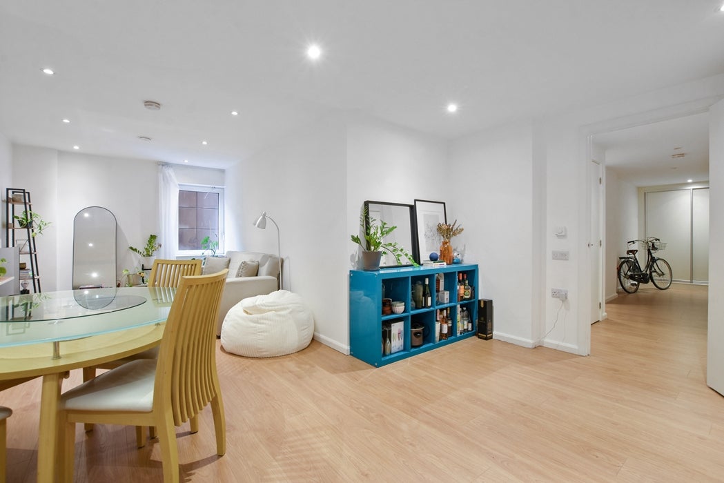 Flat Kingsland Road in Greater London
