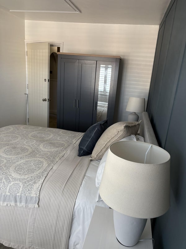 Room Burnt Oak Lane in Greater London
