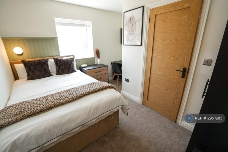 Room Walter Road in Swansea