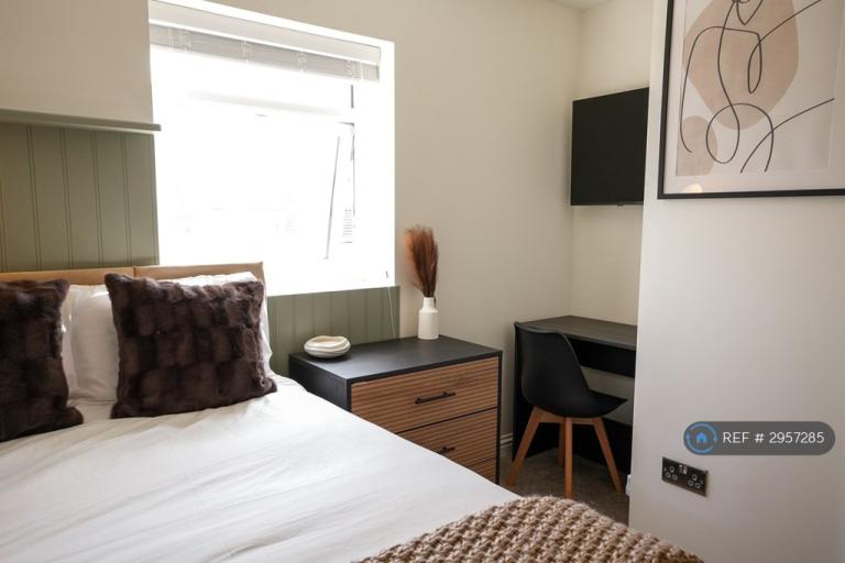 Room Walter Road in Swansea
