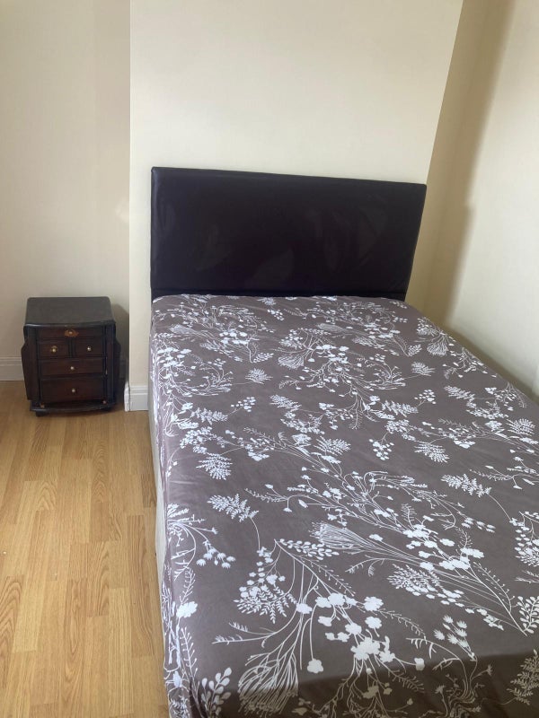 Room Greenhill Road in Birmingham