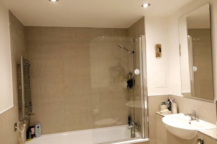Room Grand Depot Road in Greater London