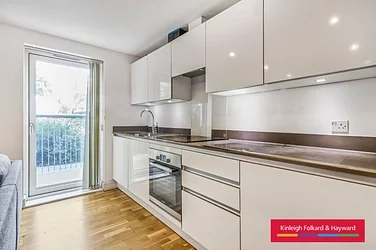 Flat Kings Avenue in Greater London