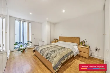 Flat Kings Avenue in Greater London