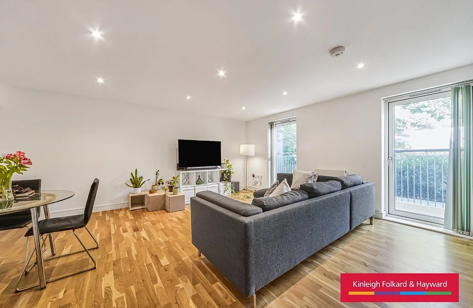 Flat Kings Avenue in Greater London