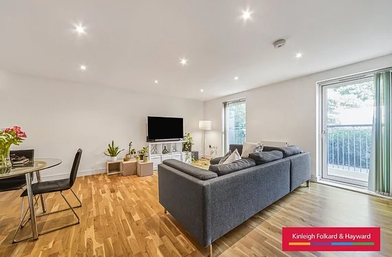Flat Kings Avenue in Greater London