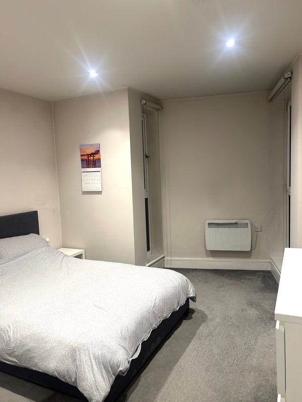Room Hardwicks Square in Greater London