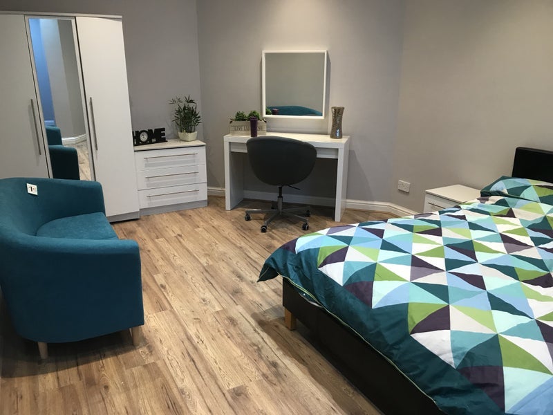Room Hathersage Road in Manchester