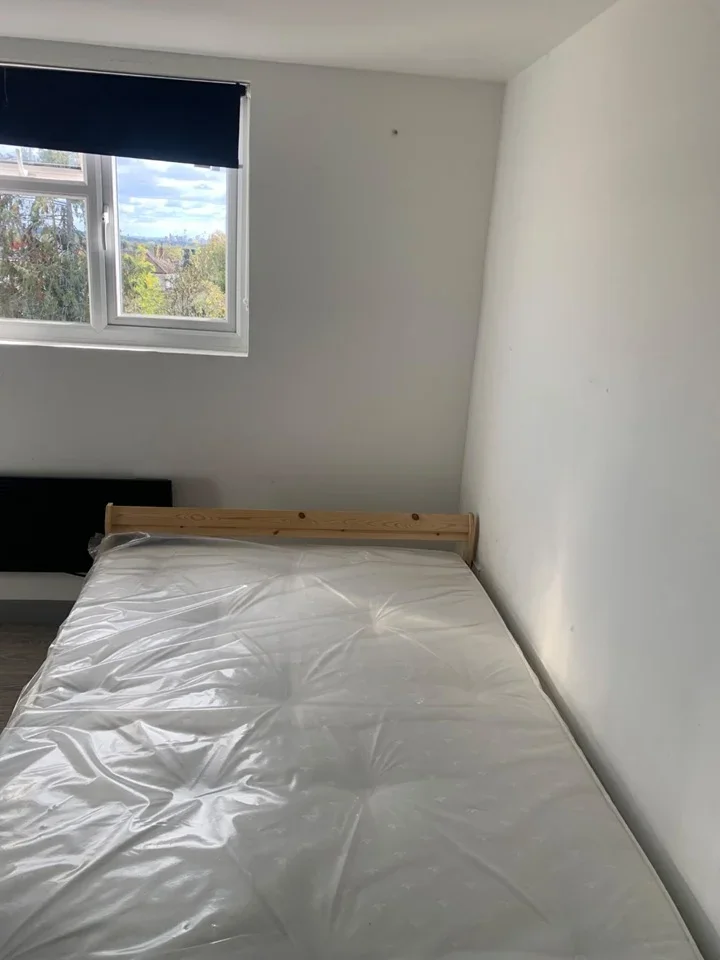 Flat Weald Lane in Greater London