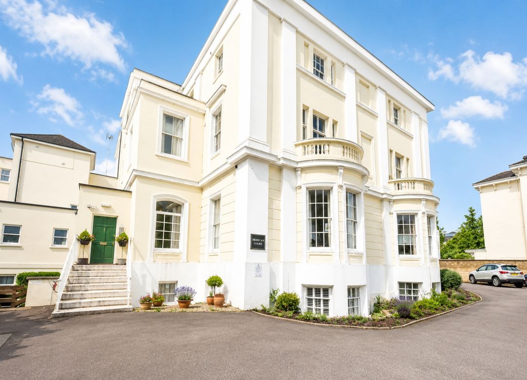 Flat Park Place in Cheltenham