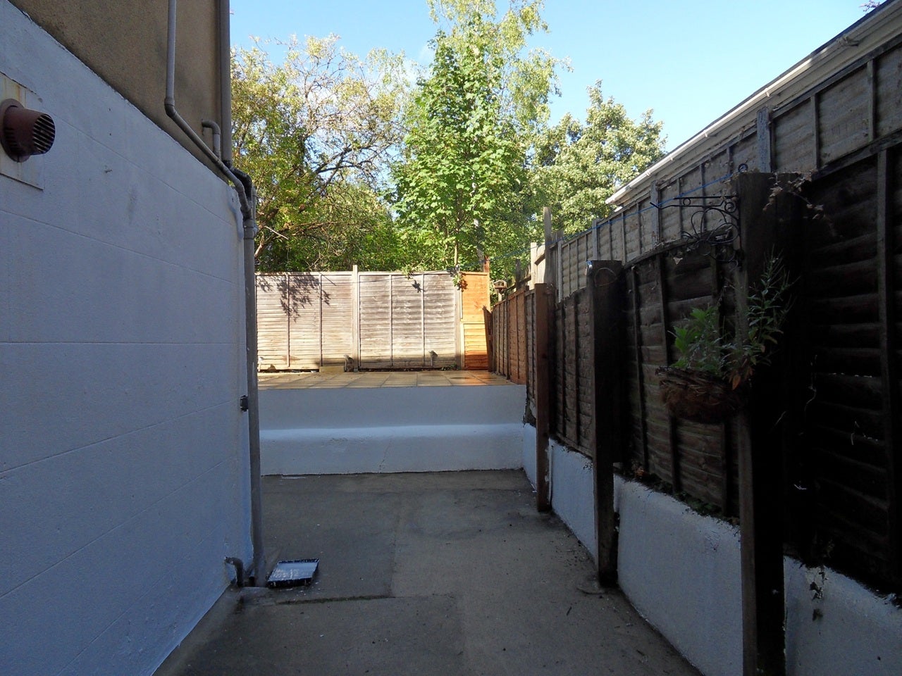 Flat Fairlop Road in Greater London