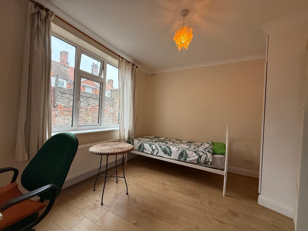 Room Fitzneal Street in Greater London