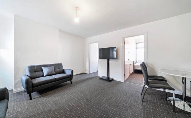 Room Garratt Lane in Greater London