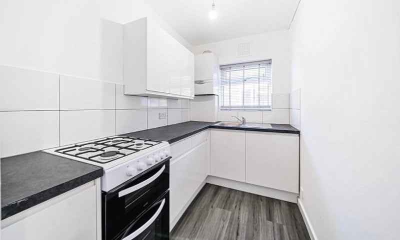 Room Garratt Lane in Greater London