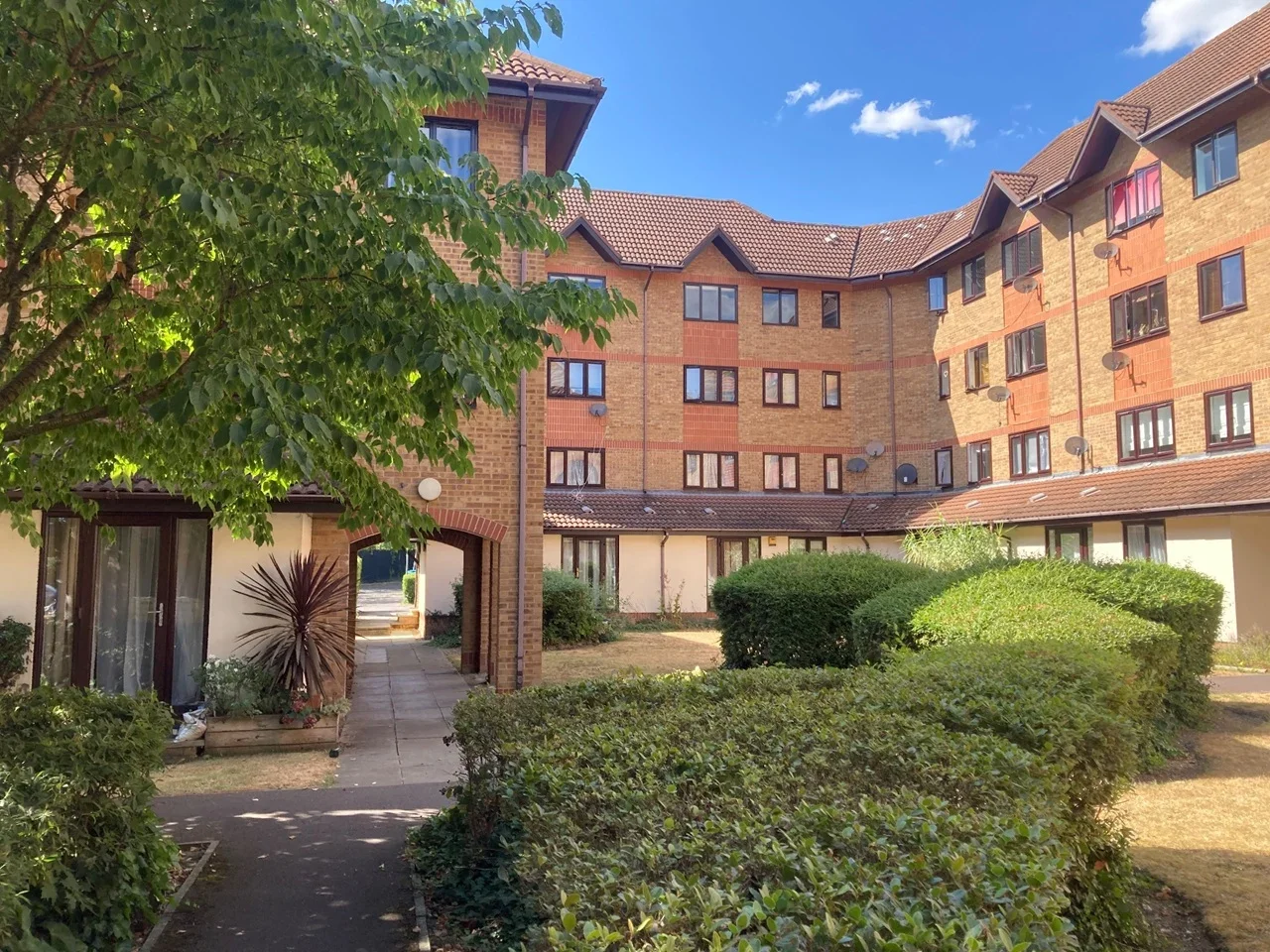 Flat Orchard Grove in Greater London