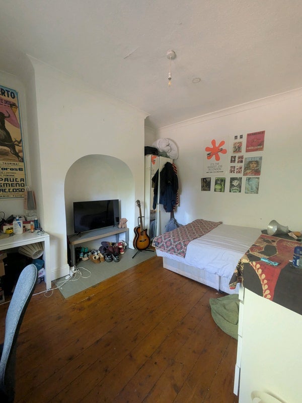 Room Kingsbrook Road in Manchester