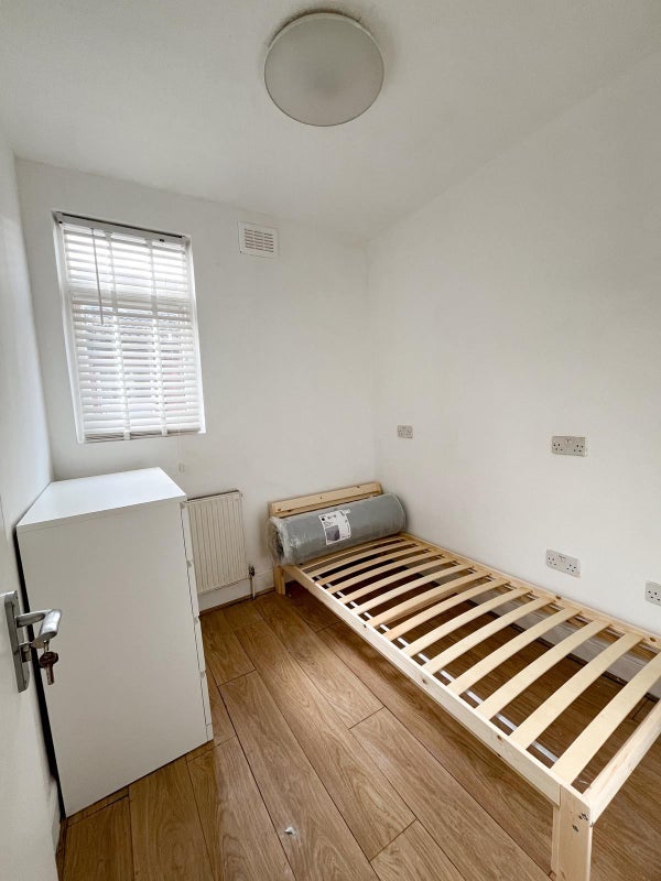 Room Kings Road in Greater London