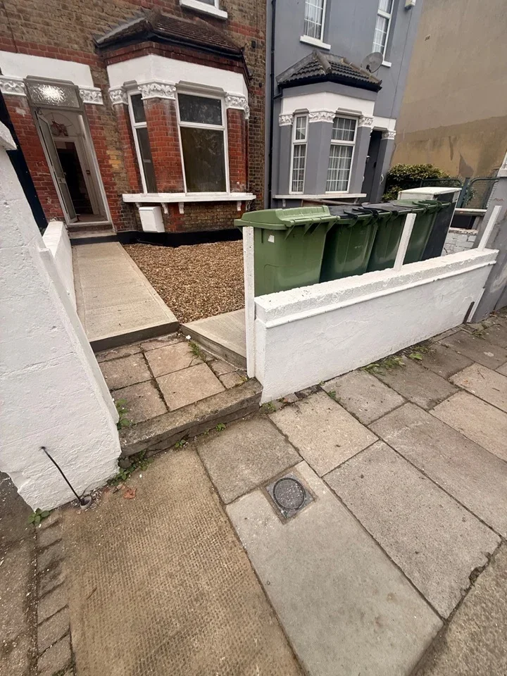 Flat Eglinton Road in Greater London