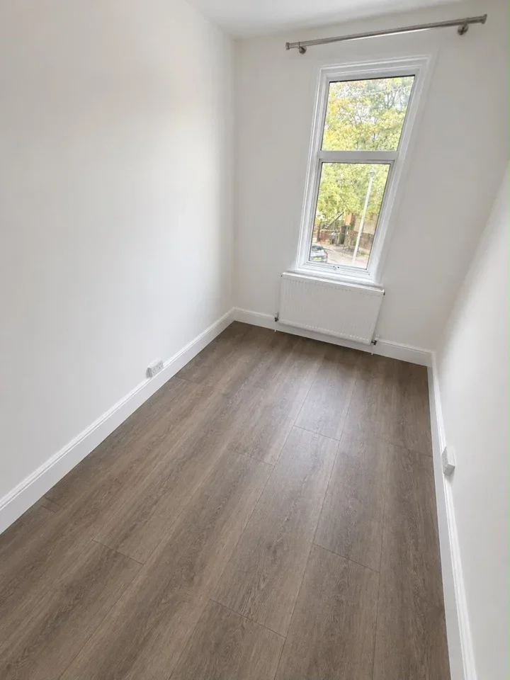 Flat Eglinton Road in Greater London