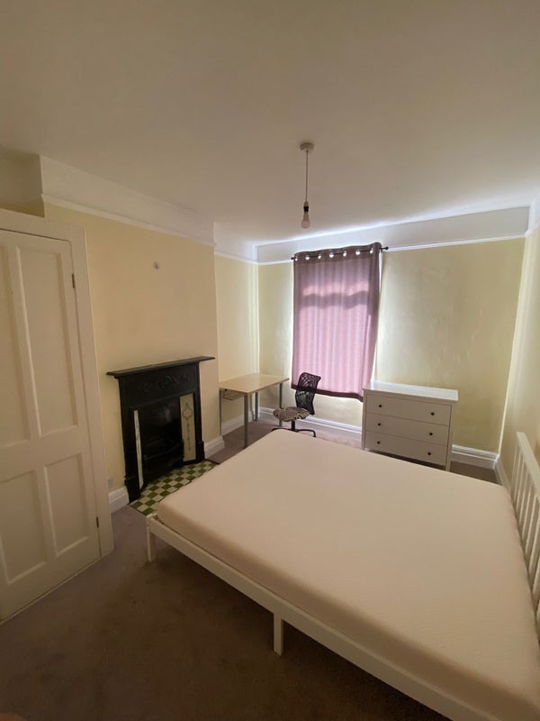 Room Fulham Palace Road in Greater London