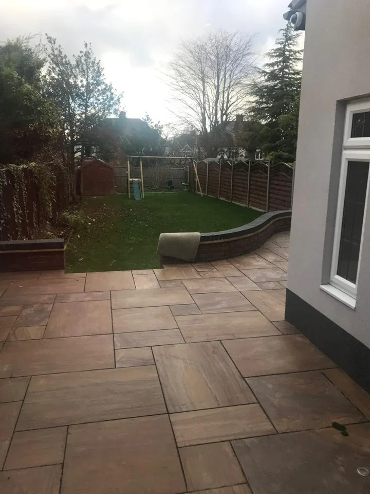 House Elmwood Crescent in Luton