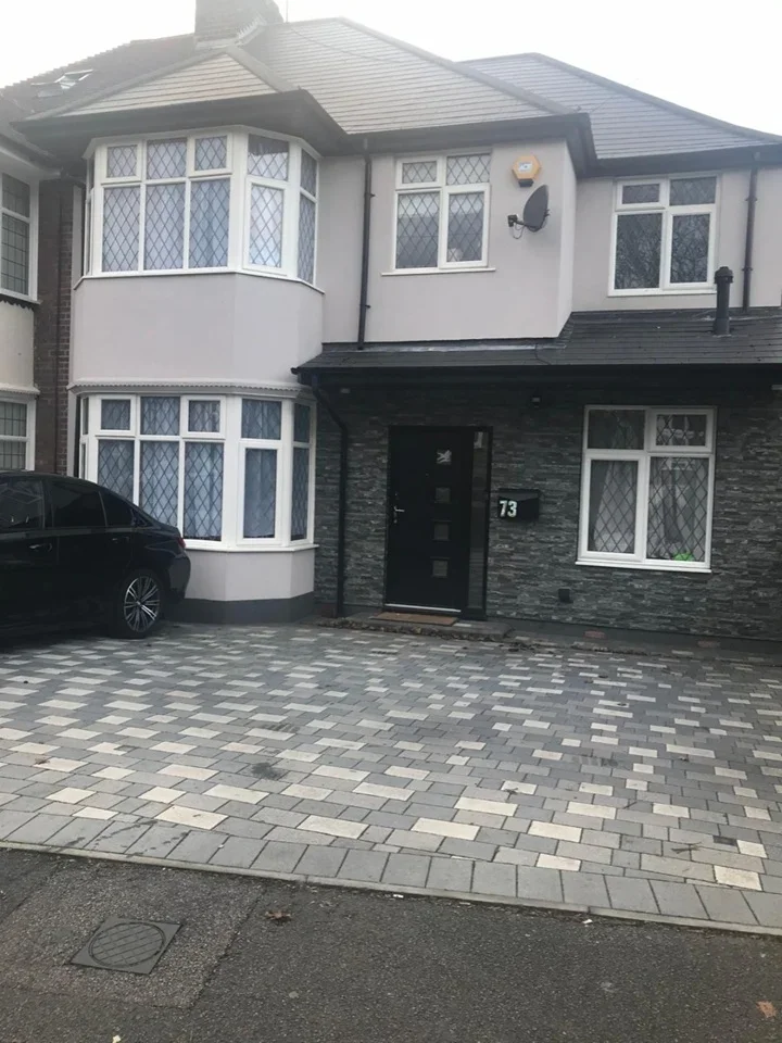 House Elmwood Crescent in Luton
