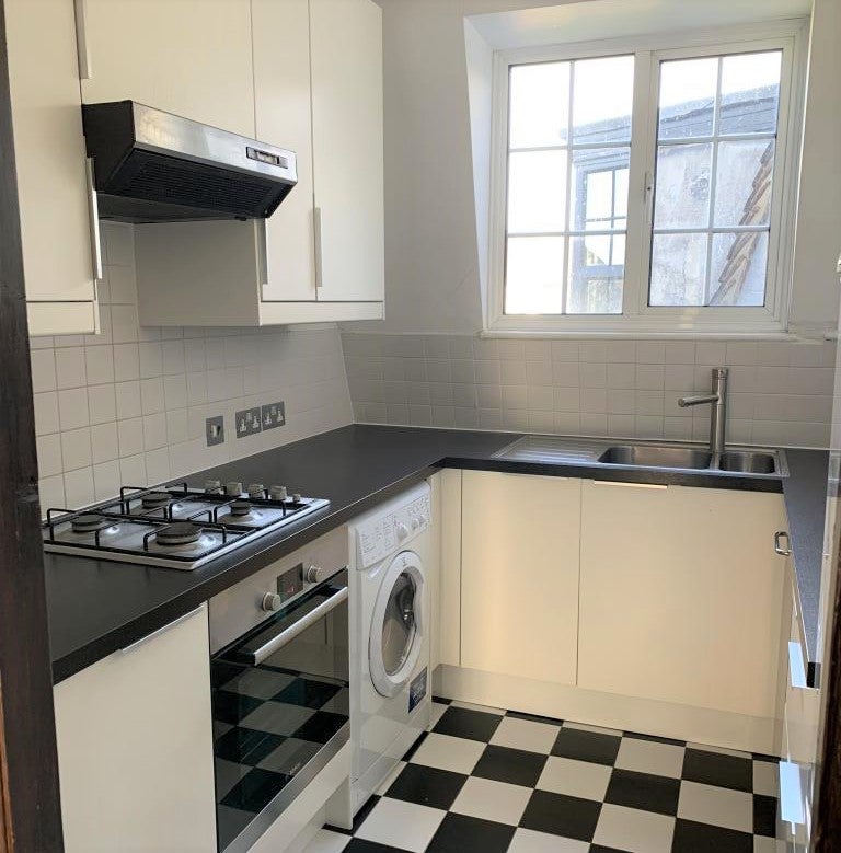 Flat Leigham Avenue in Greater London