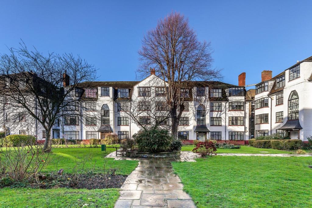 Flat Leigham Avenue in Greater London