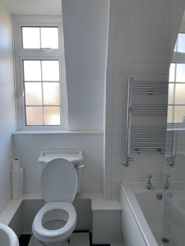 Flat Leigham Avenue in Greater London