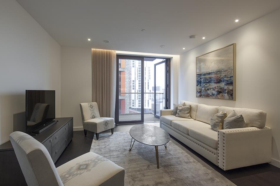 Flat Ponton Road in Greater London