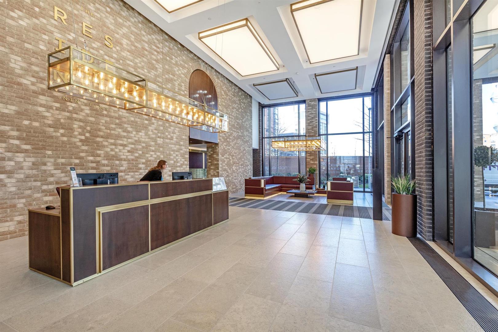 Flat Ponton Road in Greater London