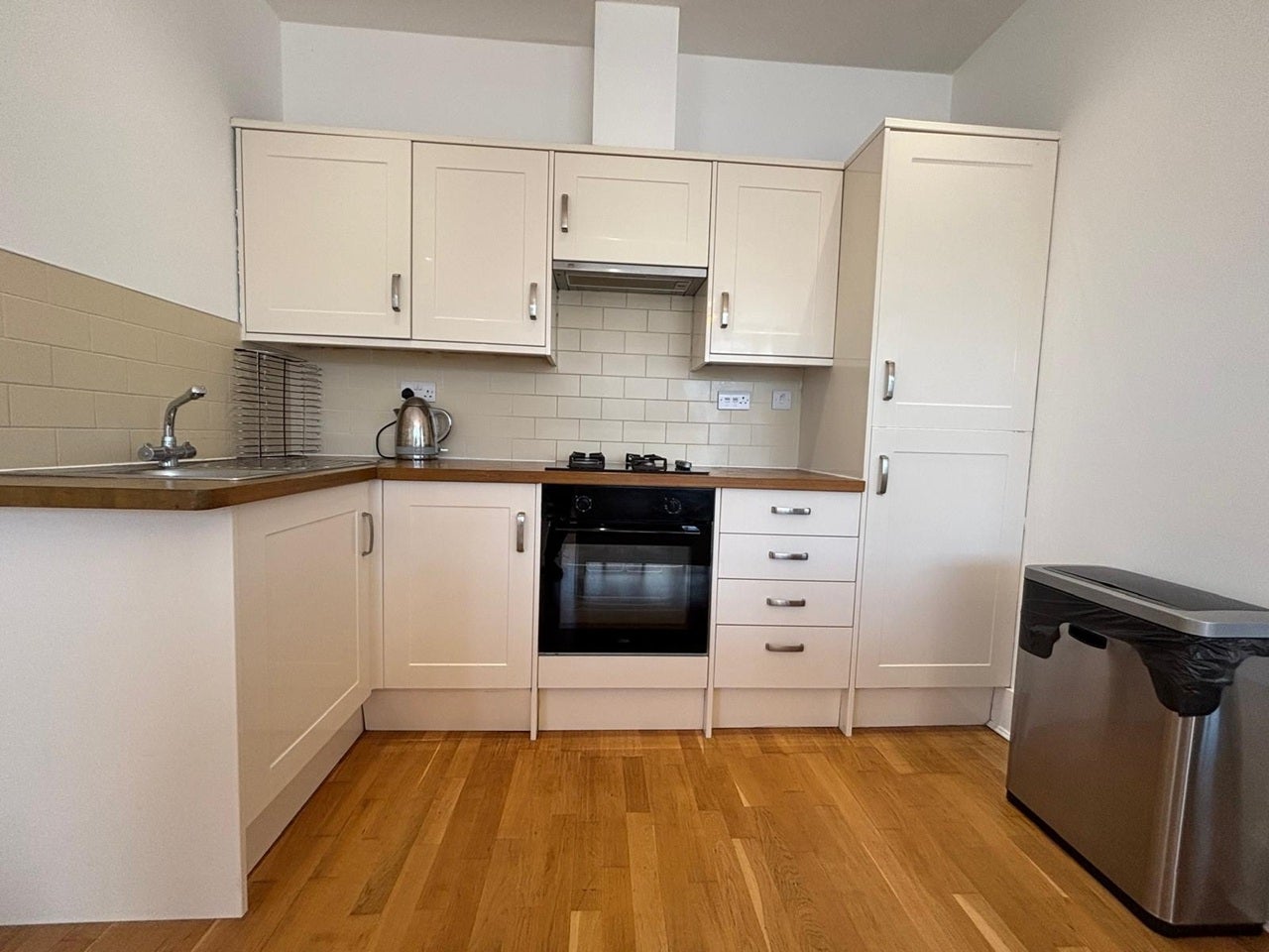Flat Chatsworth Road in Greater London