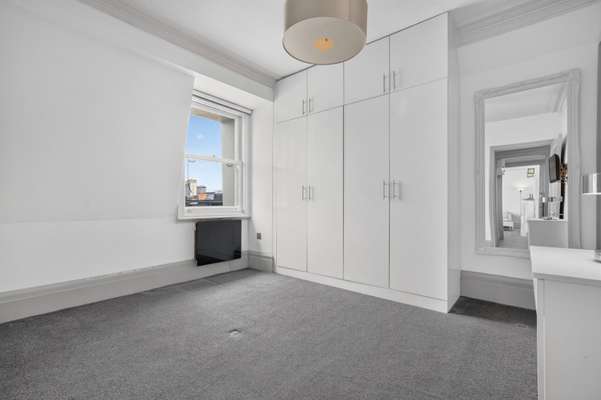 Flat Hay Hill in City of Westminster