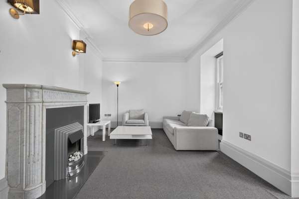Flat Hay Hill in City of Westminster