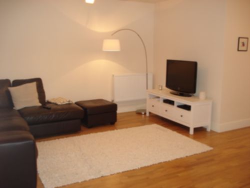Flat Rowfant Road in Greater London