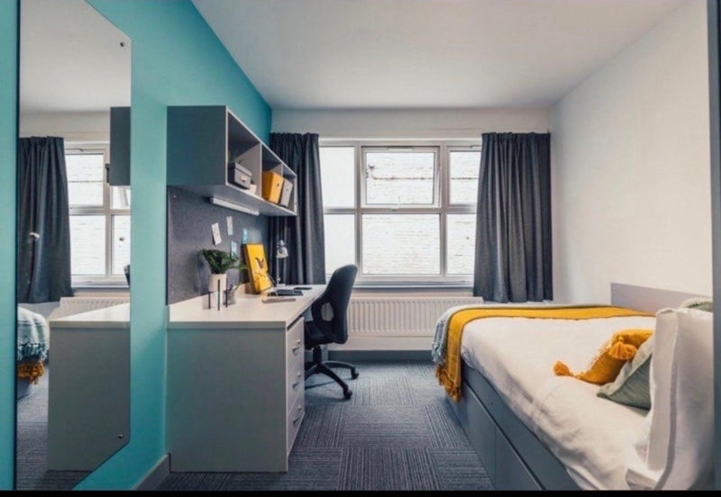 Room Millstone Lane in Leicester