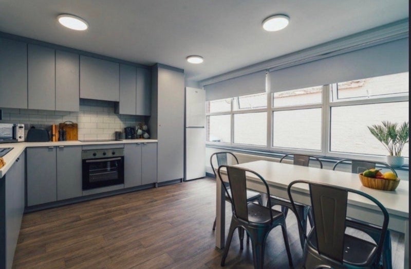 Room Millstone Lane in Leicester