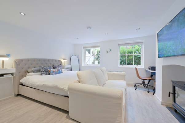 Flat Clarence Road in Windsor