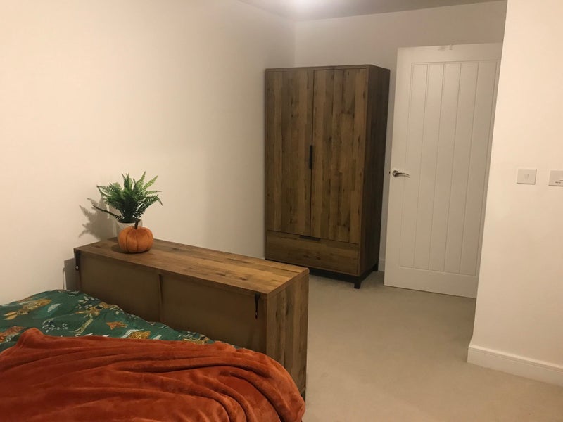 Room Cornwell Avenue in Crawley