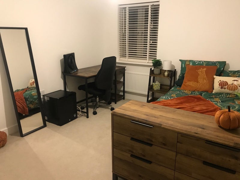 Room Cornwell Avenue in Crawley