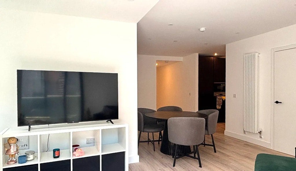 Flat Friary Road in Greater London