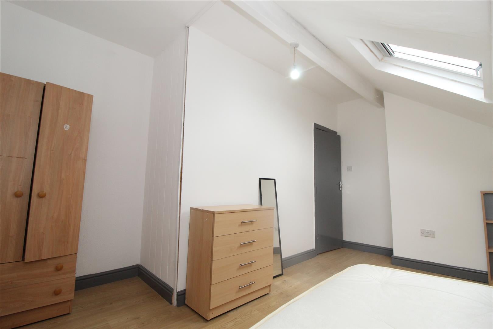 Room Brudenell Road in Leeds