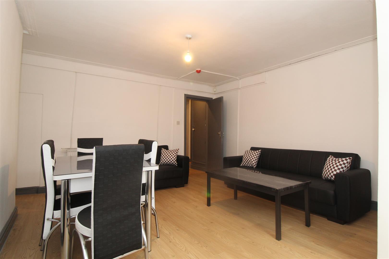 Room Brudenell Road in Leeds