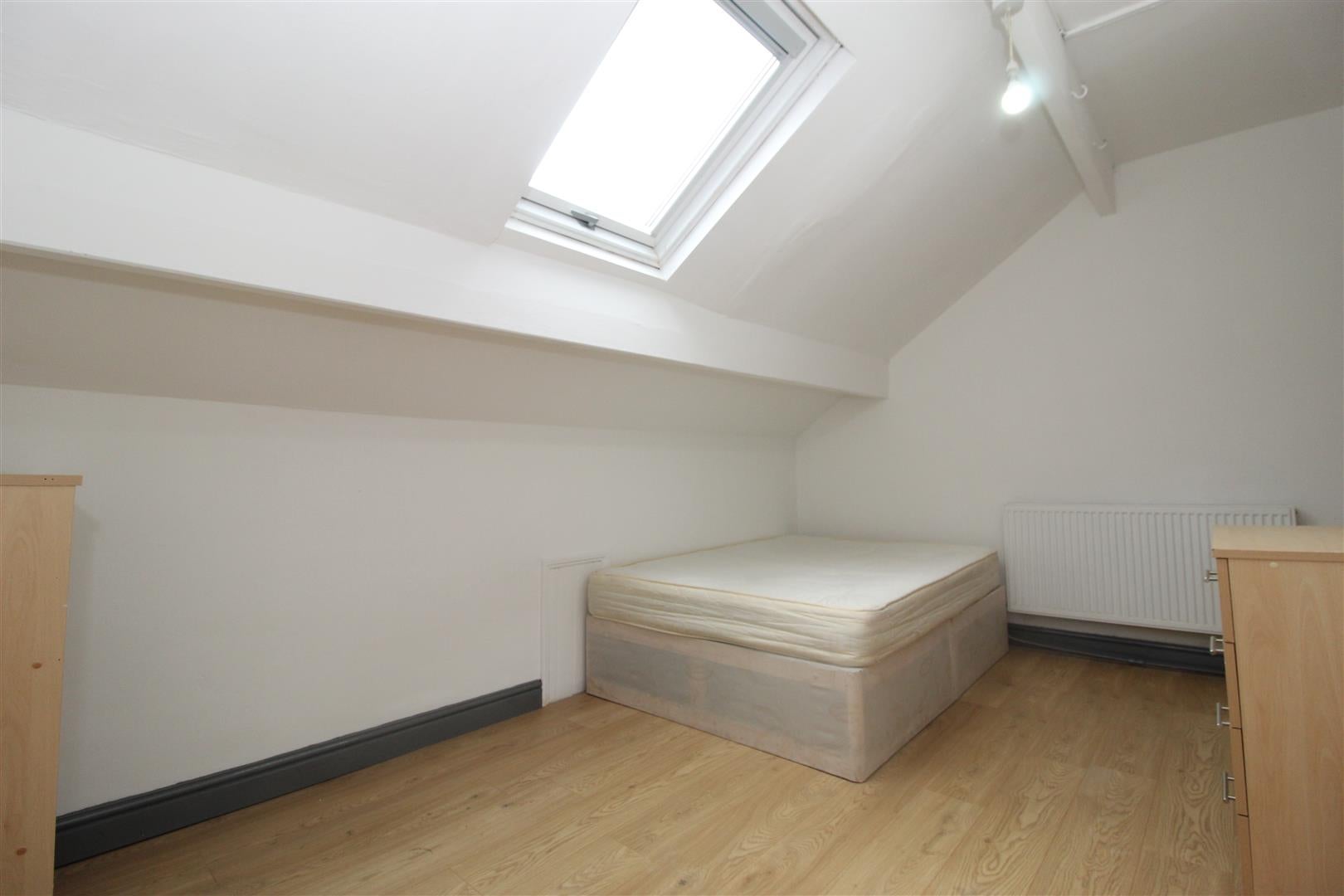 Room Brudenell Road in Leeds